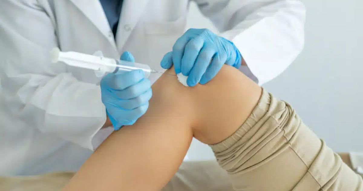 Chọc hút dịch khớp có thể được thực hiện để đưa bớt chất lỏng tích tụ ra khỏi khớp gối