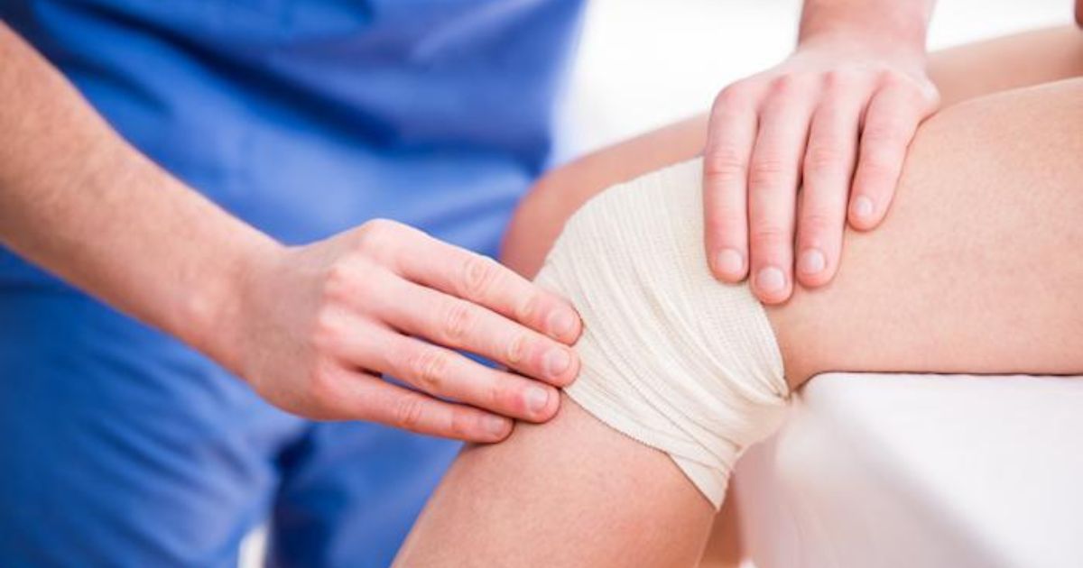 Sau khi tiêm xong, bác sĩ sẽ băng lại đầu gối cho bệnh nhân