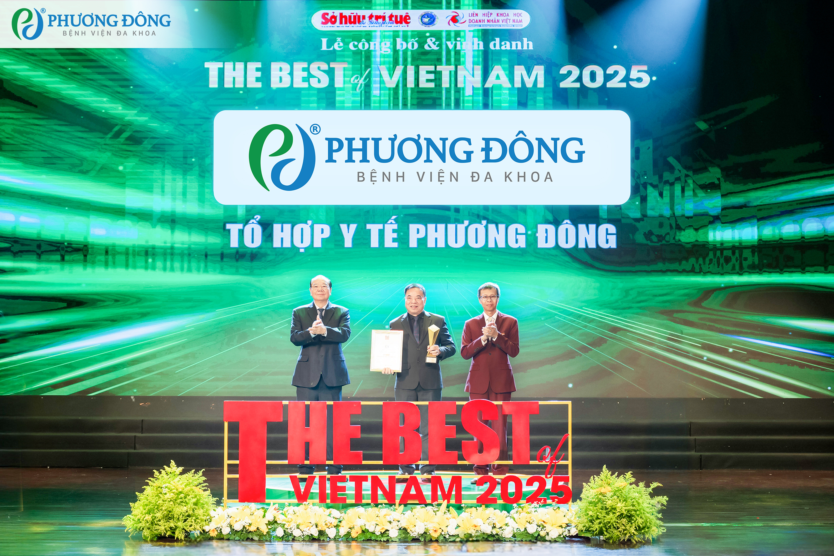Bệnh viện Đa khoa Phương Đông nhận danh hiệu Top 3 bệnh viện tốt nhất Việt Nam 2025