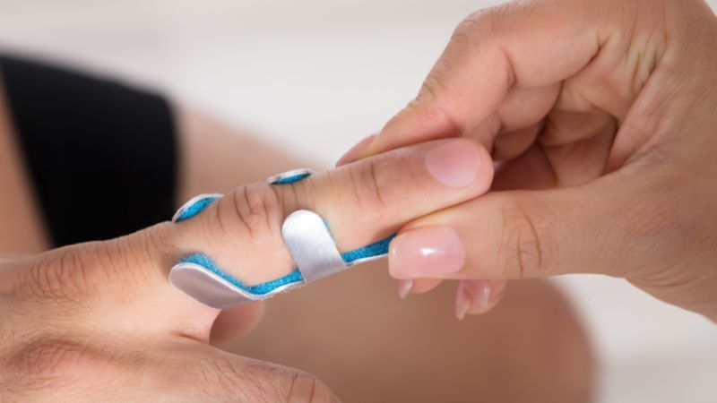 Bạn nên băng ép nhẹ nhàng và hạn chế cử động ngón tay