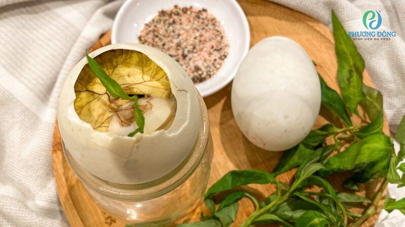 Gặp gỡ bác sĩ: Gãy xương có ăn trứng vịt lộn được không?
