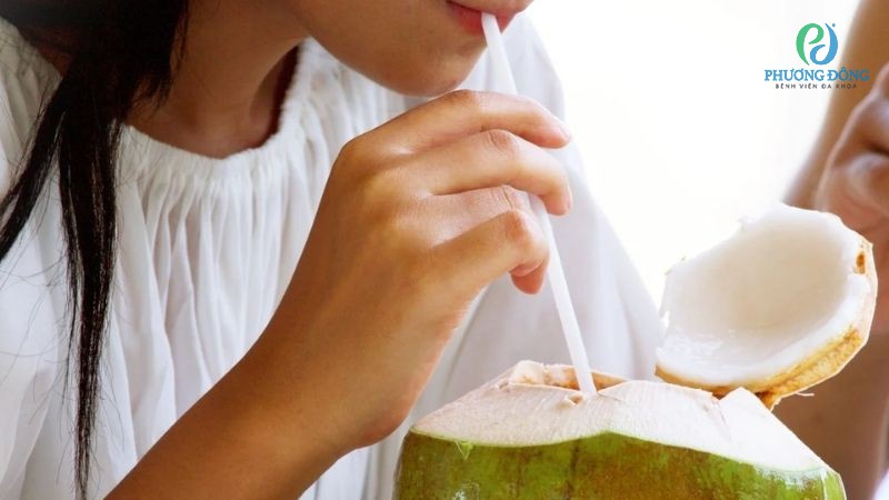 Nước dừa chứa nhiều vitamin và khoáng chất có lợi cho người gãy xương