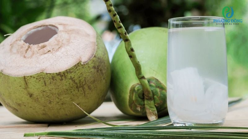 Bác sĩ trả lời: Uống nước dừa có tốt cho xương khớp không?