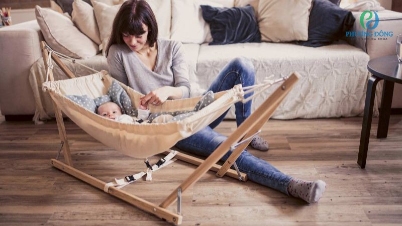 Trẻ sơ sinh nằm vòng tiềm ẩn nhiều vấn đề liên quan đến cột sống, trí tuệ