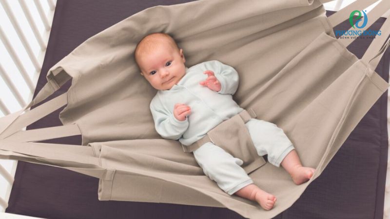 Bác sĩ giải đáp: Trẻ sơ sinh nằm võng có bị gù lưng không?