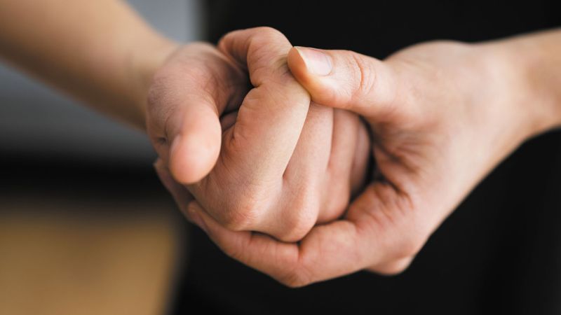 Bẻ khớp có thể hỗ trợ giải toả căng thẳng