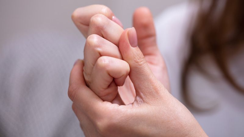 Hãy tạm dừng bẻ khớp nếu cảm thấy đau