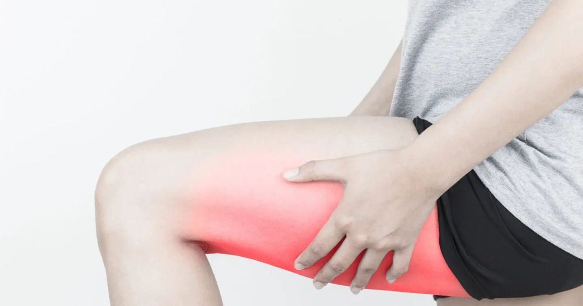 Bạn có thể cảm thấy đau nhói ở phía sau khớp gối
