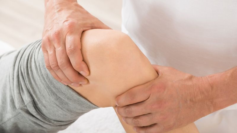  Bạn có thể thử massage đầu gối 
