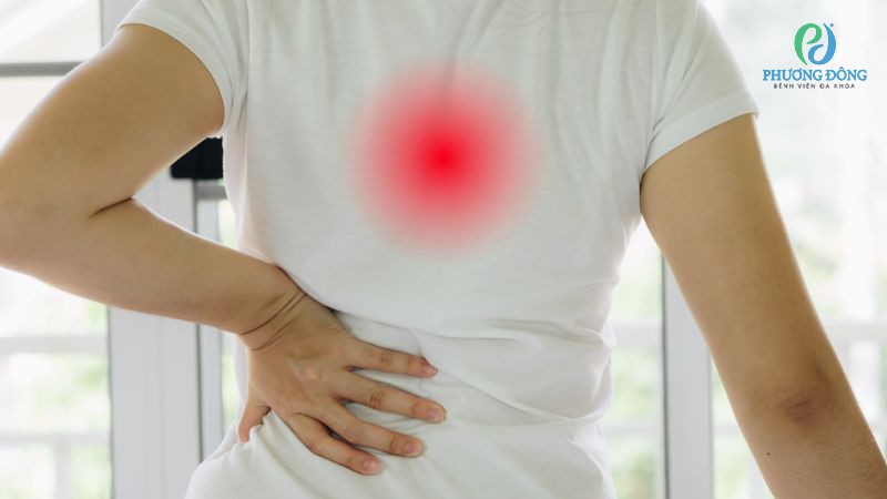 Đau là triệu chứng điển hình khi bị gai xương sống lưng