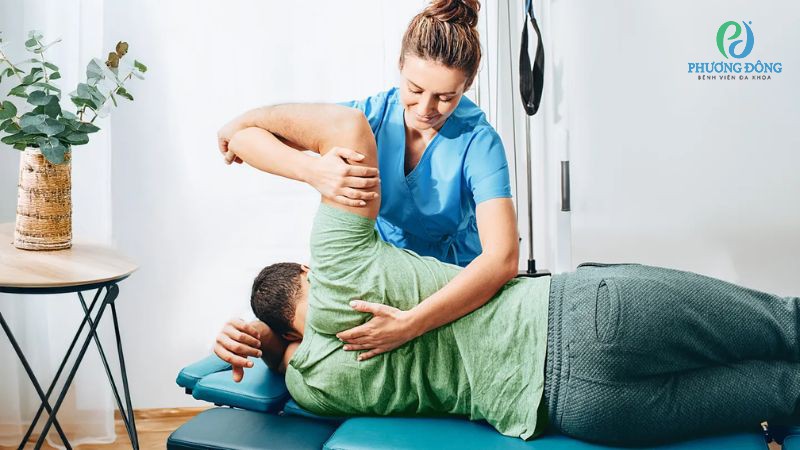 Thực hiện vật lý trị liệu đối với bệnh nhân gai sống lưng