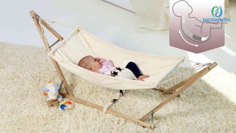 Cho trẻ nằm võng thường xuyên có thể dẫn tới gù lưng