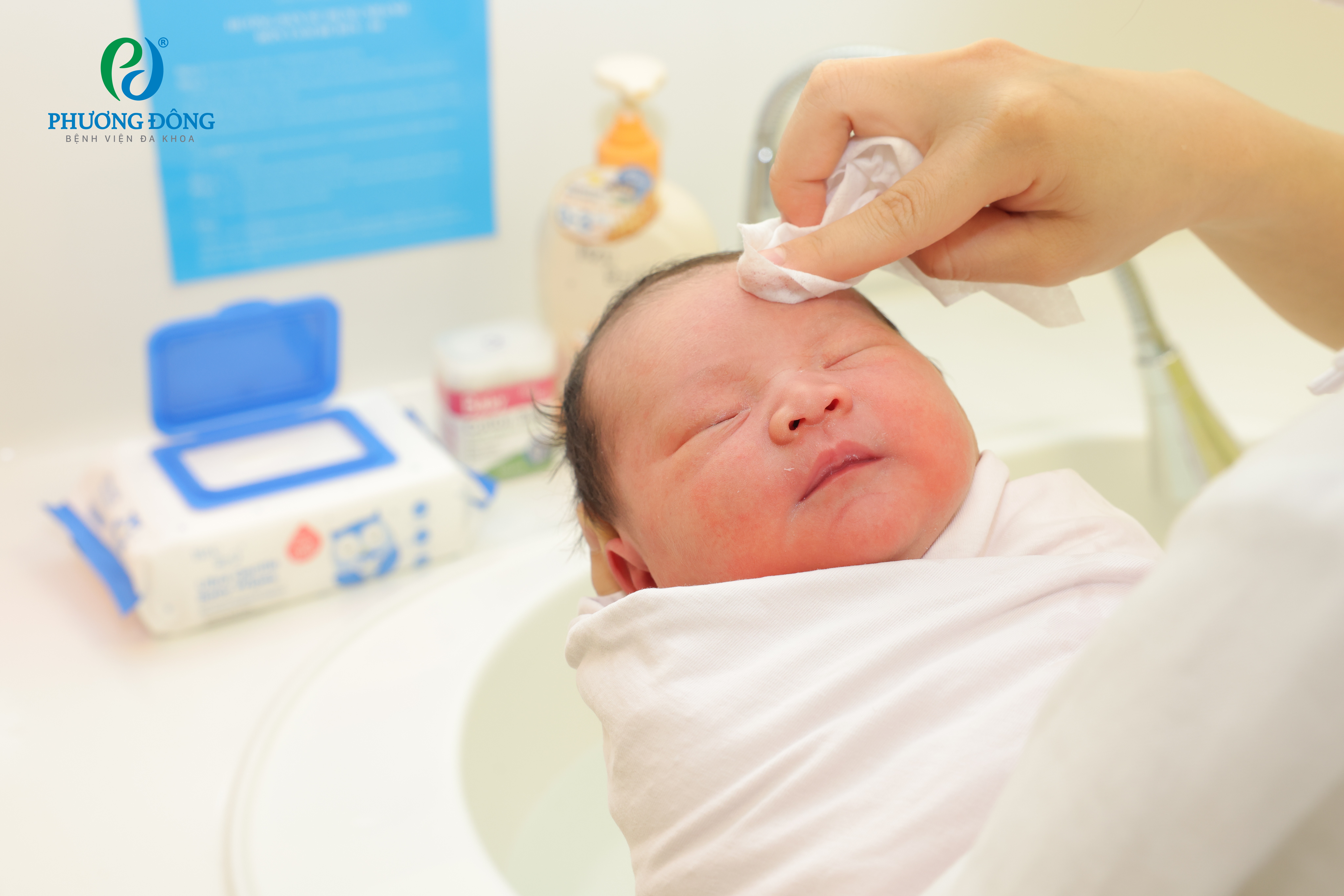 Khoảnh khắc đầu đời đáng nhớ: Bé yêu được tắm mát, massage tại Phương Đông