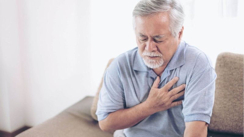 Người bị cao huyết áp có thể cảm thấy đau ngực