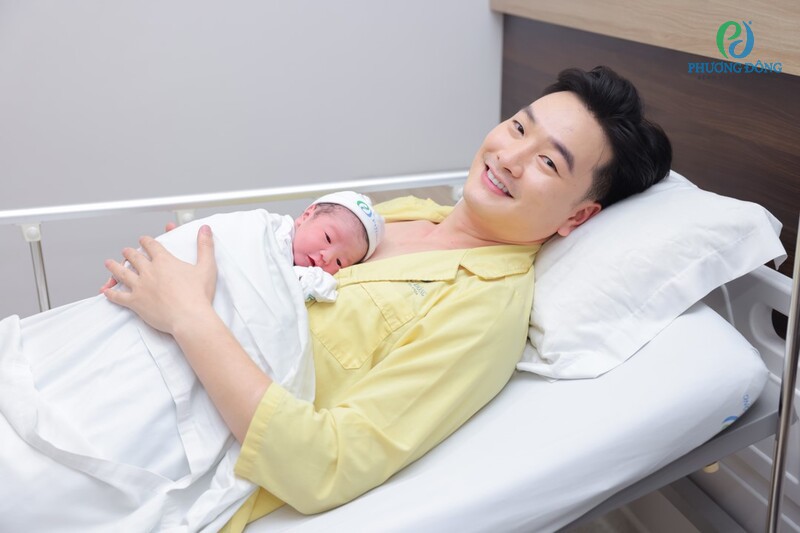 Tan chảy với những khoảnh khắc diễn viên Trọng Lân bên con trai đầu lòng