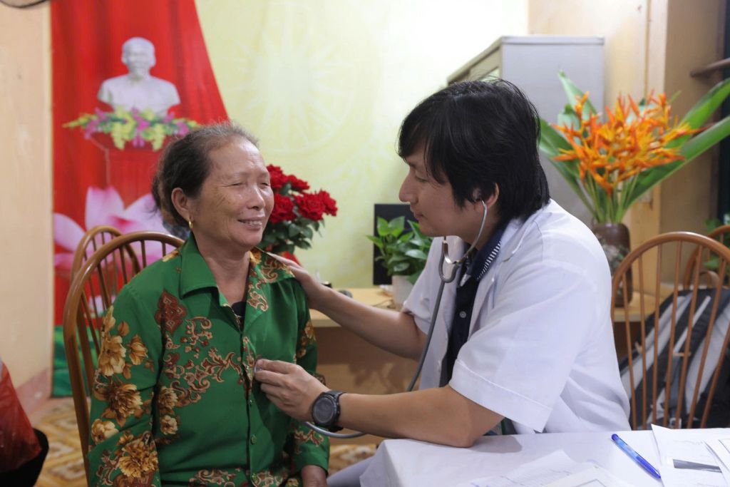 Bệnh viện Phương Đông khám bệnh miễn phí cho người cao tuổi trên địa bàn xã Đa Phúc