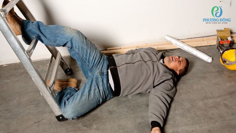 Hậu chấn thương đứt gãy có thể khiến lưng bị võng
