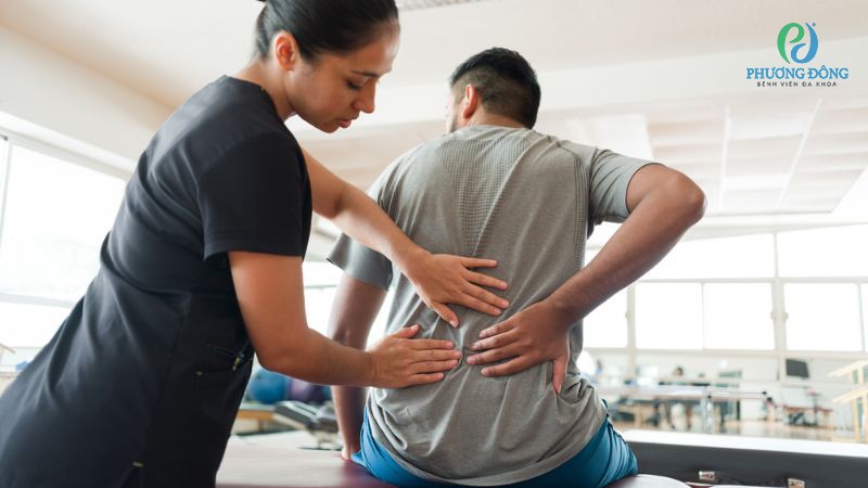 Tập vật lý trị lưng võng được khuyến khích áp dụng với trẻ nhỏ