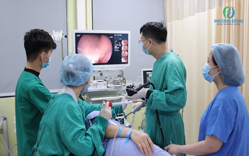 ThS. Bác sĩ Nguyễn Tuấn Dũng - Giám đốc Trung tâm Nội soi Bệnh viện Phương Đông đang tiến hành nội soi dạ dày cho bệnh nhân