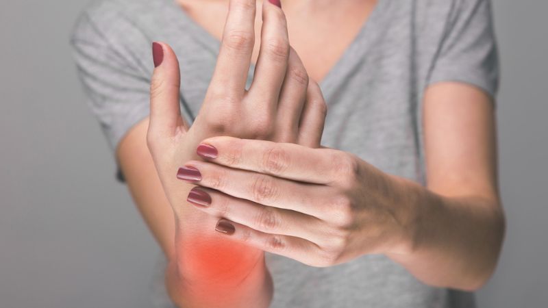 Đau tê tay có thể là biến chứng của các mấu xương ở cột sống