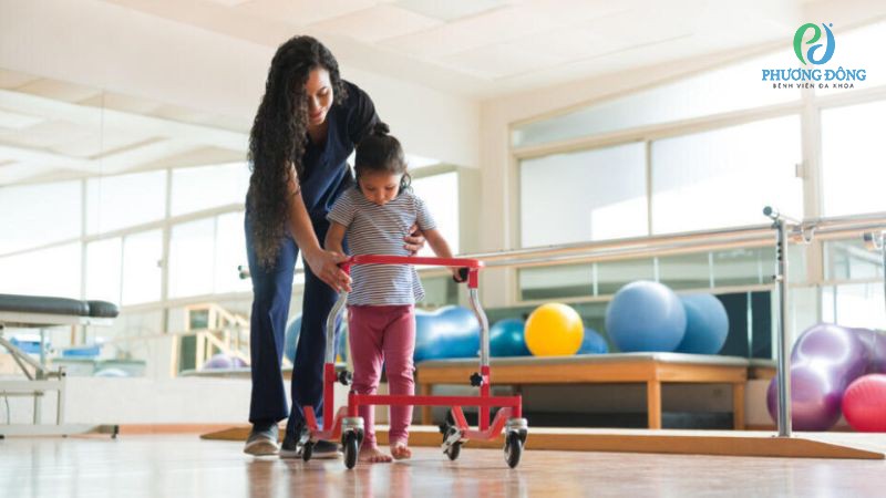 Vật lý trị liệu bằng cách xoa bóp, châm cứu chữa trị tật nứt cột sống