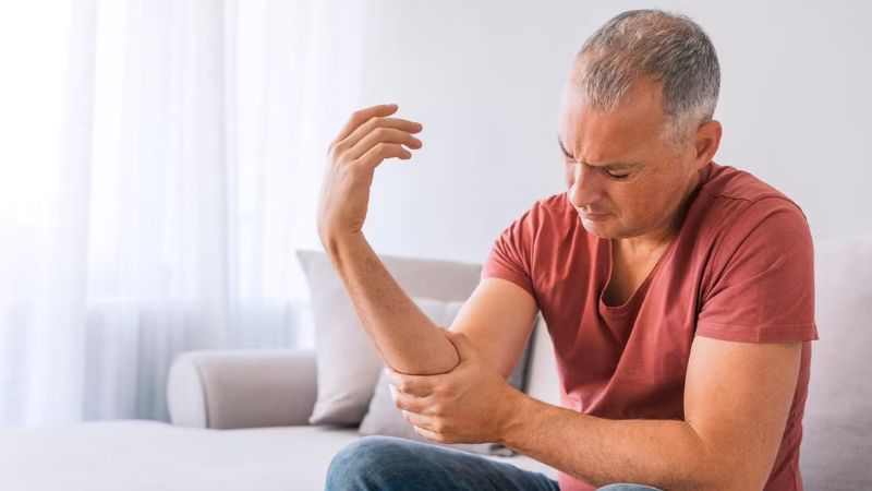 Viêm khớp không điều trị kịp thời có thể khiến người bệnh bị yếu cơ