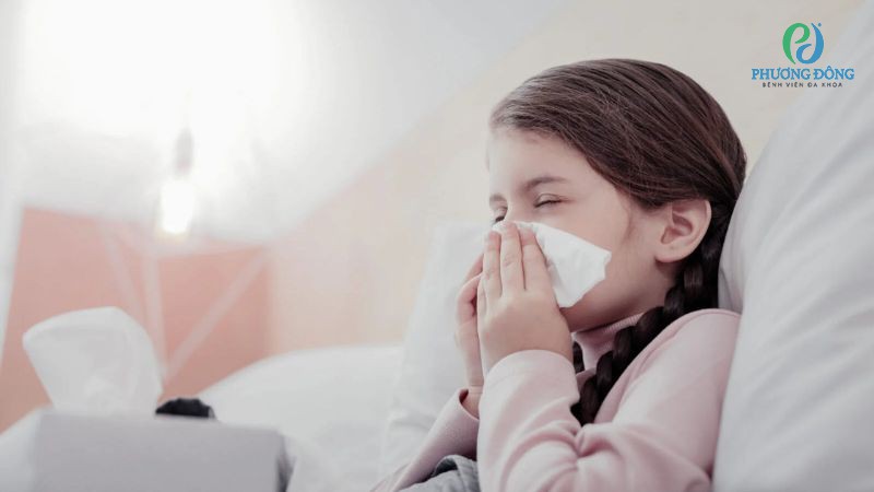 Bé bị sốt ho sổ mũi mắt đổ ghèn do nhiễm virus gây cảm lạnh