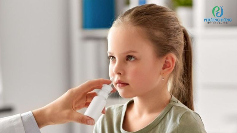 Định kỳ vệ sinh mũi họng 2 - 4 lần cho trẻ bằng nước muối sinh lý