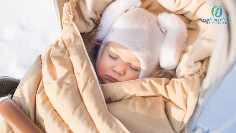 Chú ý giữ ấm cho trẻ khi trời chuyển lạnh nhằm phòng ngừa cảm cúm, sốt, ho