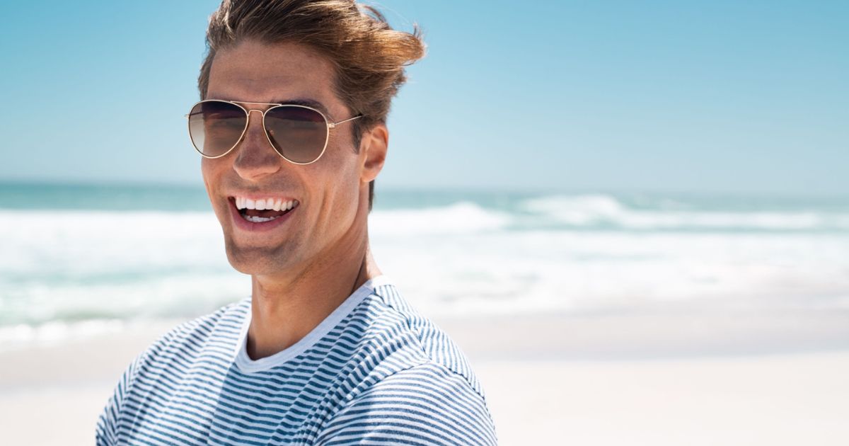 Hãy chủ động đeo kính râm mỗi khi ra ngoài