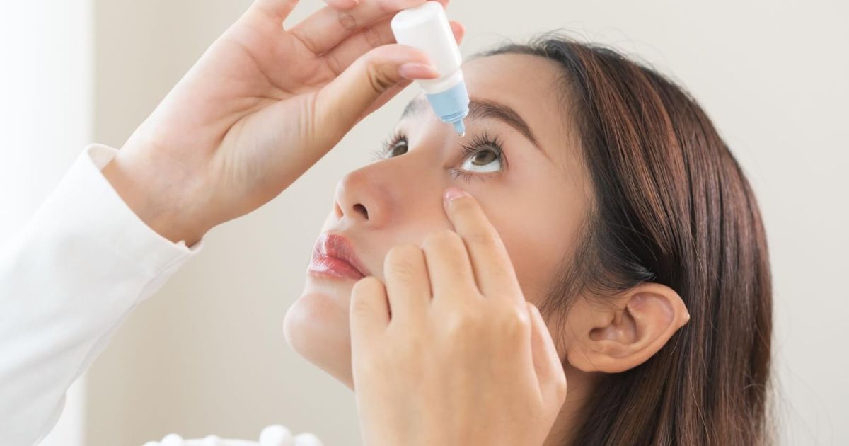 Bạn có thể dùng nước muối sinh lý rửa mắt để giảm bớt triệu chứng sưng mắt