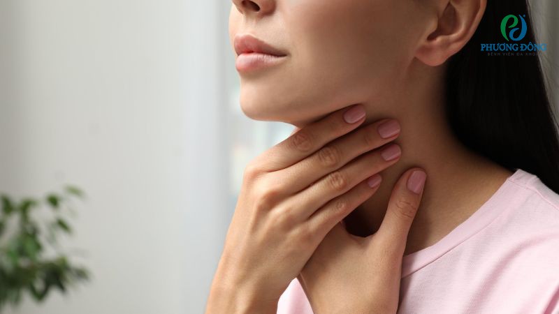 Thăm khám lâm sàng tình trạng mắt, tuyến giáp chẩn đoán basedow lồi mắt