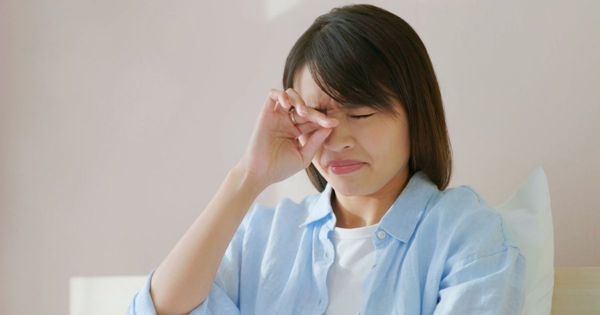 Sau khi phẫu thuật xong, bạn có thể cảm thấy bị ngứa và cộm ở mắt