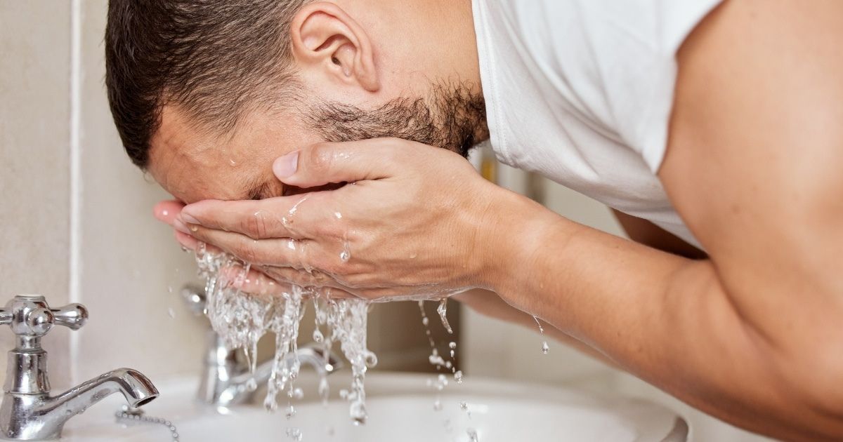 Ngay khi bị kiến cắn, bạn nên rửa sạch vết thương với nước sạch 