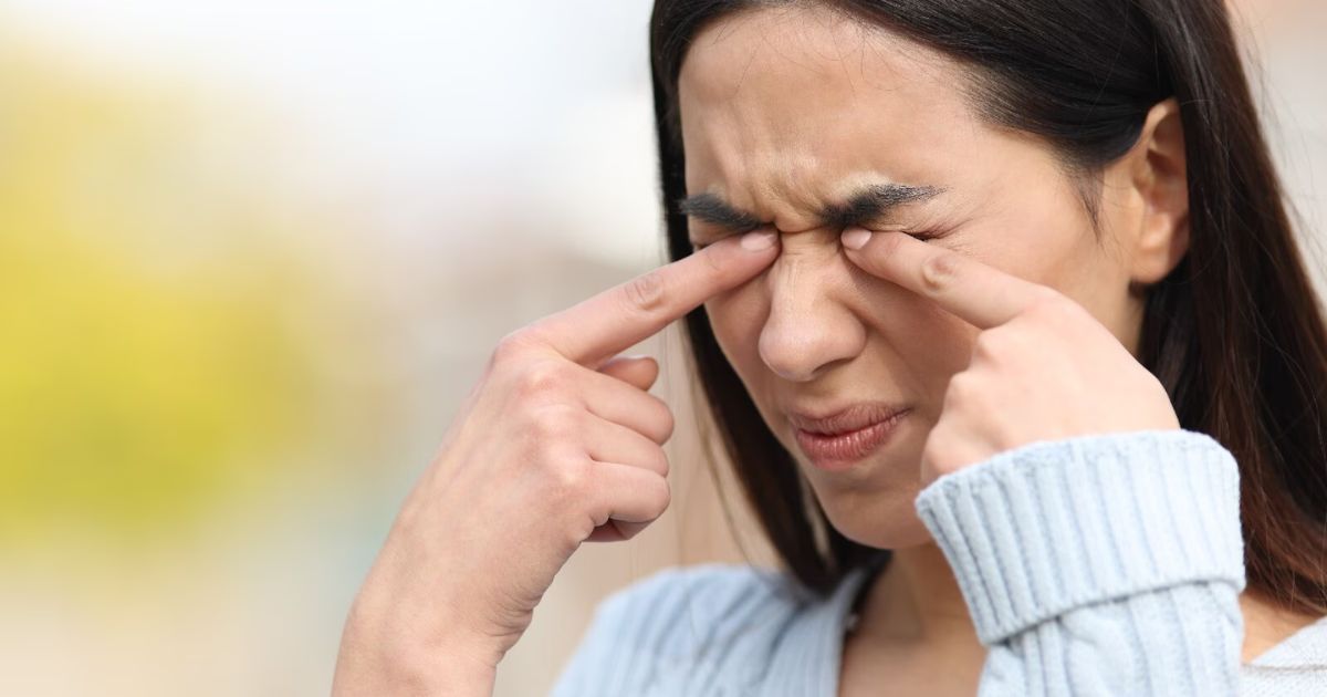 Dụi mắt nhiều có thể khiến người bệnh bị ngứa mắt 