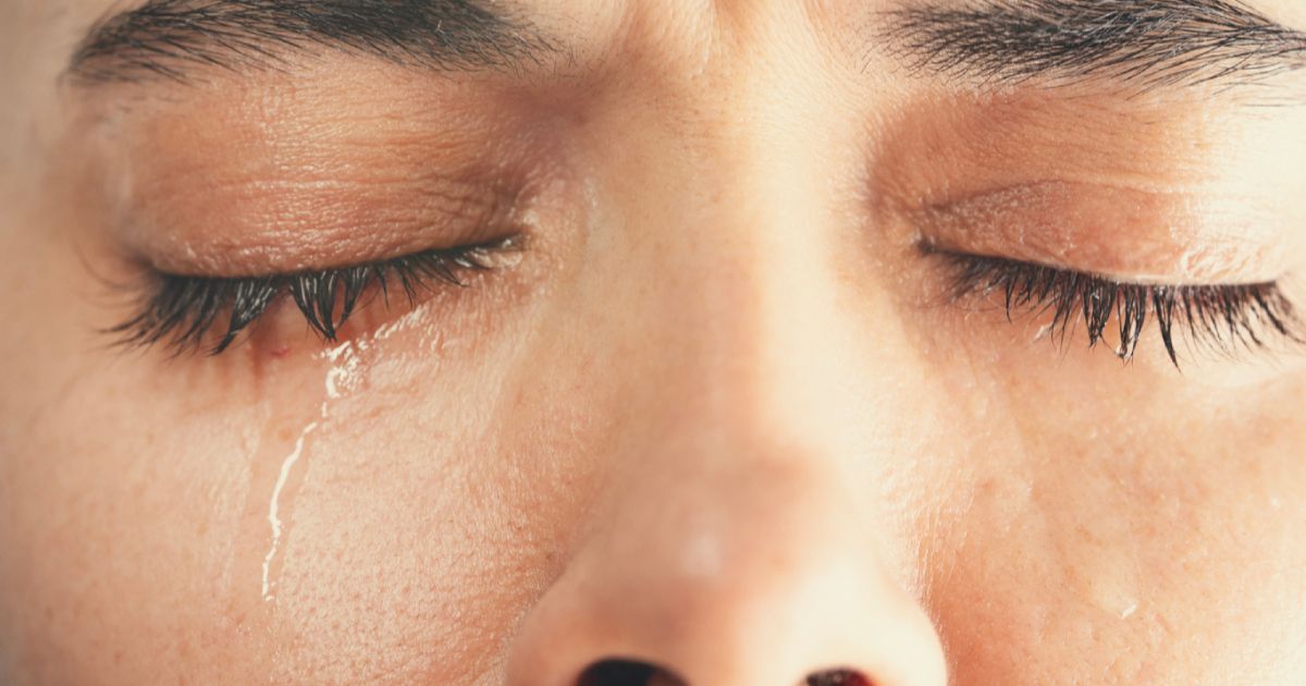 Xước giác mạc có thể khiến người bệnh đau nhức và chảy nước mắt