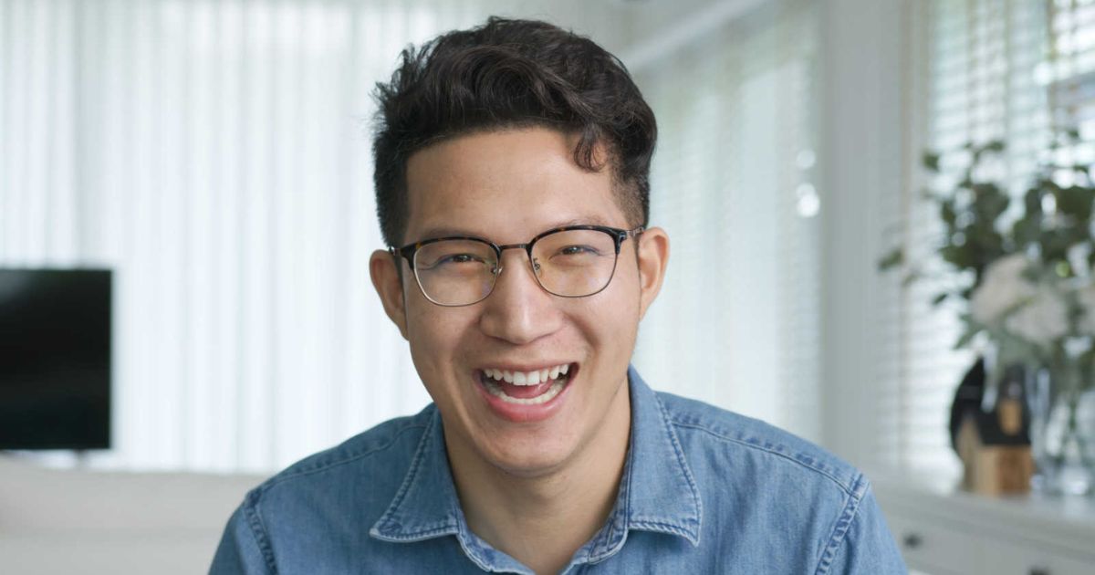 Thay vì nheo mắt, hãy đeo kính đúng độ