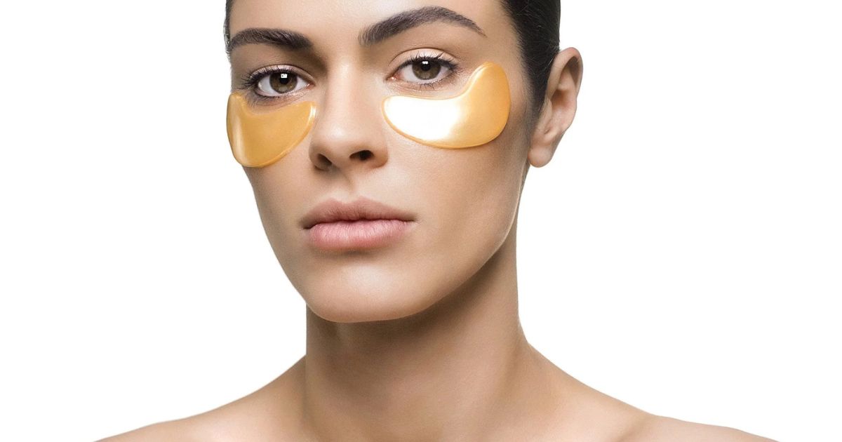 Đắp mặt nạ cũng là một trong số các cách cải thiện nếp nhăn cho vùng mắt