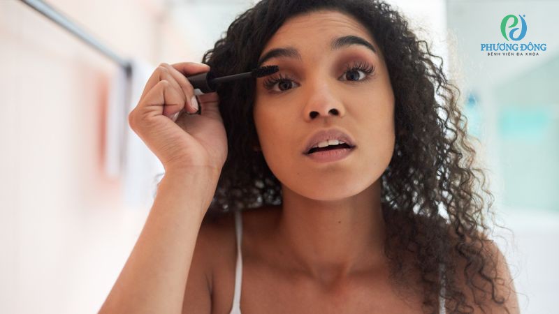 Trang điểm mắt là một trong những điều kiêng kỵ sau khi mổ mắt