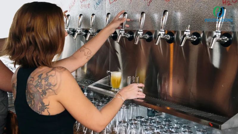 Hậu phẫu tật khúc xạ bệnh nhân không nên uống bia rượu, hút thuốc hoặc uống cà phê