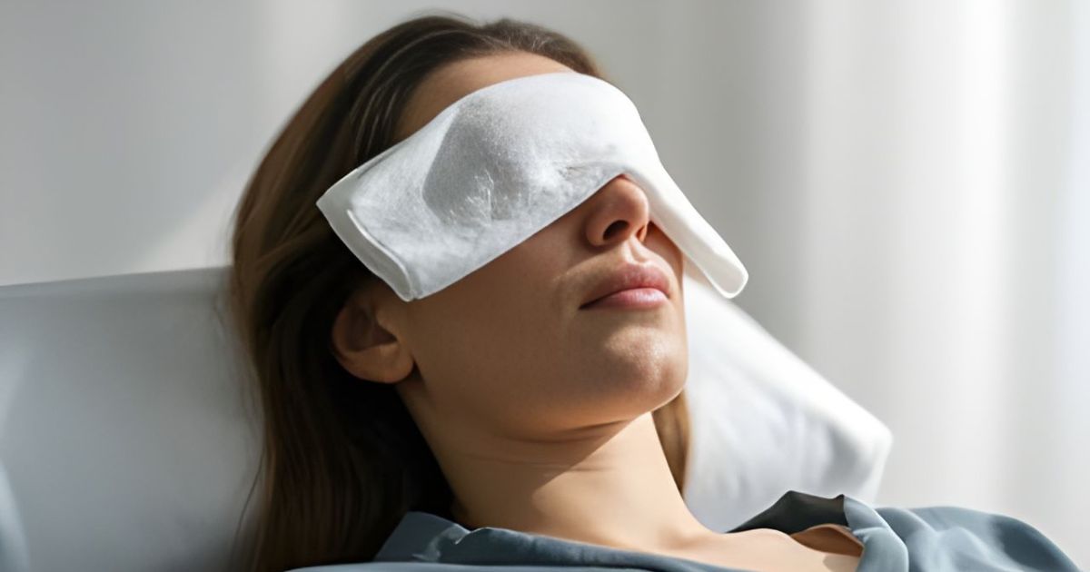 Bạn nên chườm lạnh cho mắt và dành thời gian nghỉ ngơi