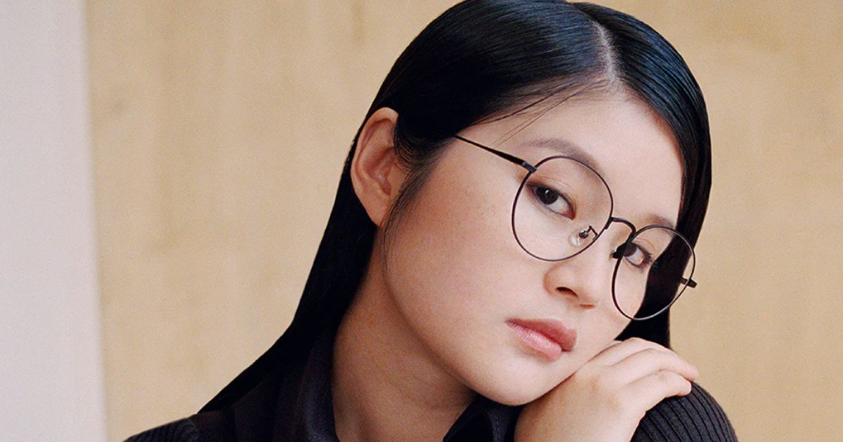 Đôi khi người có sẹo giác mạc được chỉ định đeo kính gọng