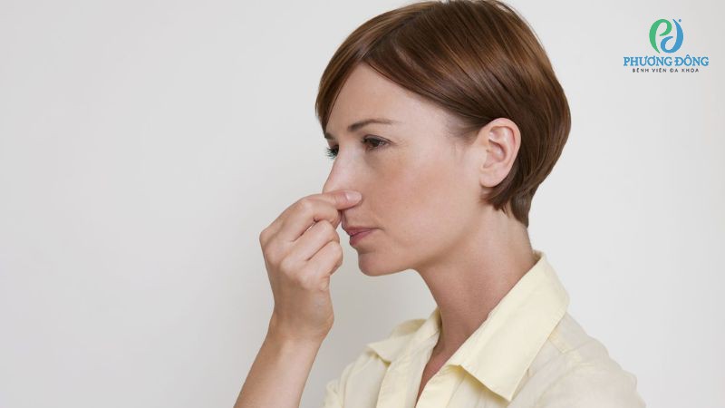 Thực hiện kỹ thuật valsalva để cân bằng áp suất bên trong tai giữa