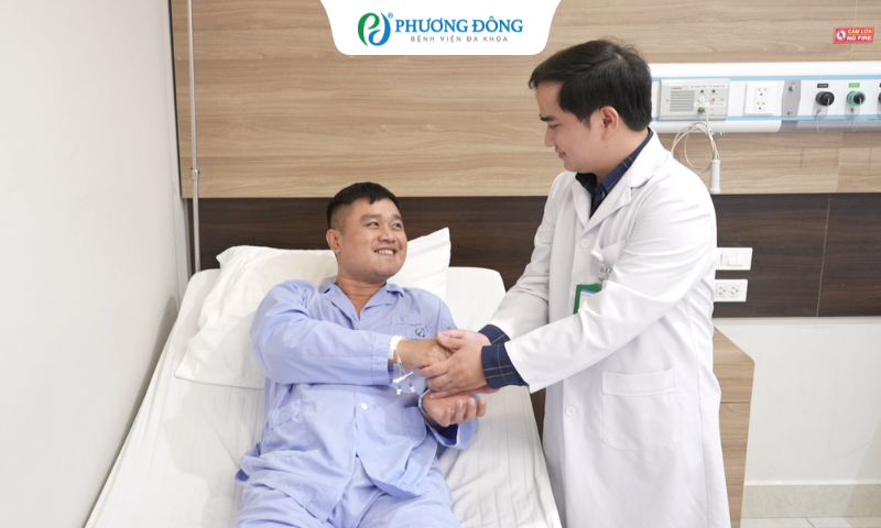 Anh Bộ bắt tay thay lời cảm ơn đến bác sĩ điều trị cho mình - ThS.BSNT Hà Văn Hồng.