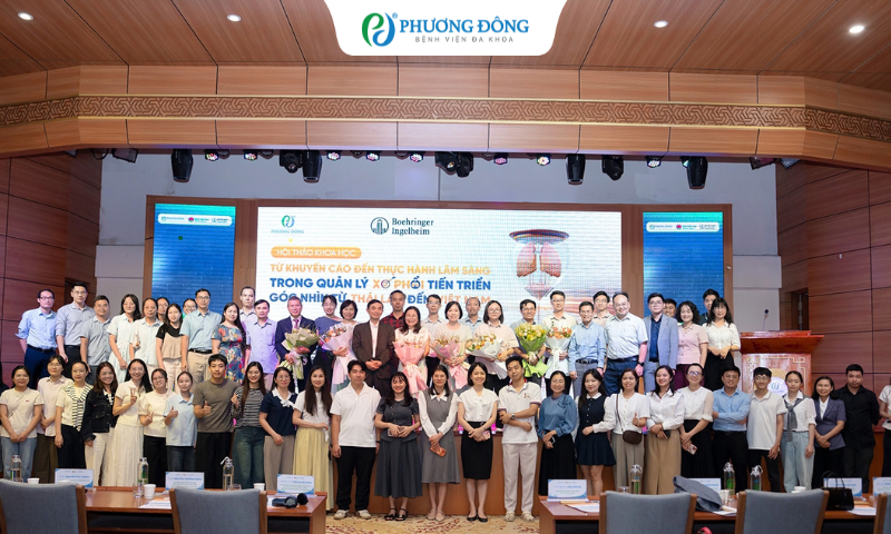 Các chuyên gia, bác sĩ chụp ảnh lưu niệm tại chương trình.