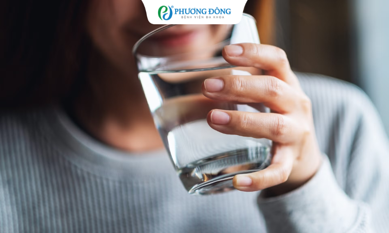 Để làm giảm nhẹ các triệu chứng của trào ngược dạ dày, bạn nên uống đủ 1,5 -2 lít nước/ ngày