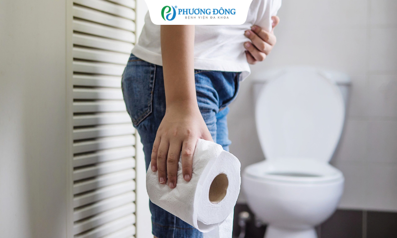 Trĩ nội độ 2 mà cảm giác hẹp hậu môn khó đi quá giờ làm sao?