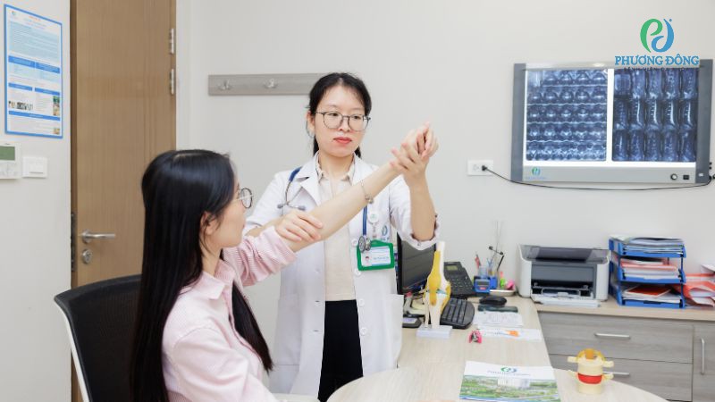 Khách hàng tập phục hồi chức năng tại Bệnh viện Đa khoa Phương Đông