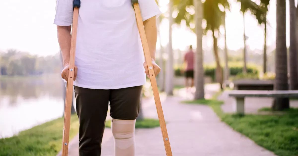 Bạn nên dùng nạng khi đi lại