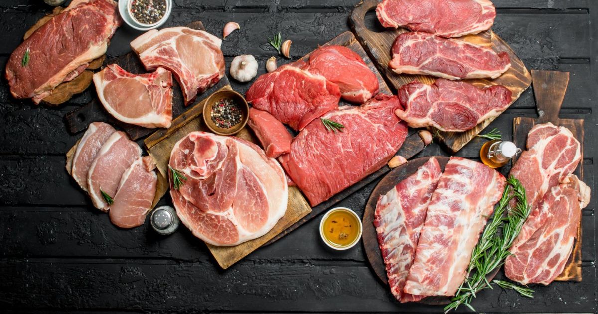 Bạn nên hạn chế các loại thịt đỏ như thịt bò, thịt cừu,...